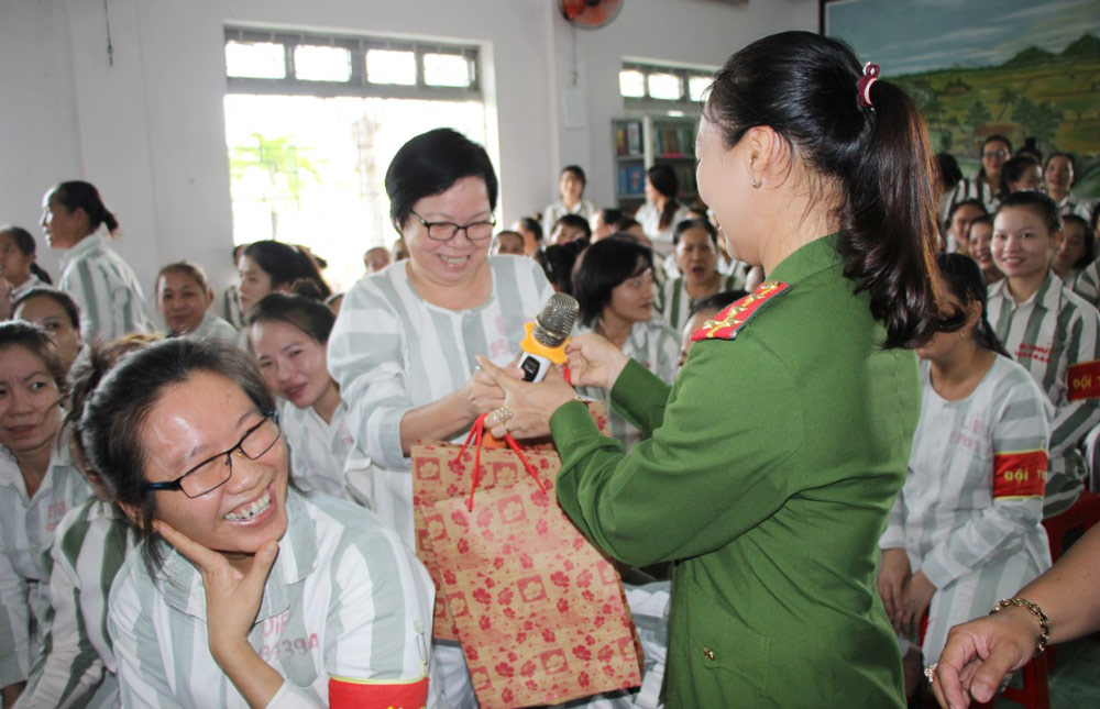 Họp mặt, thăm và tặng quà 200 nữ phạm nhân tại Trại giam Định Thành