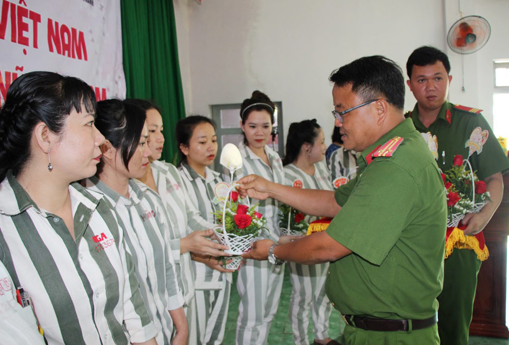 Họp mặt, thăm và tặng quà 200 nữ phạm nhân tại Trại giam Định Thành