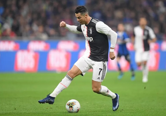 Juventus tặng quà độc, Ronaldo bùng nổ với bàn thắng 701