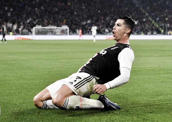 Juventus tặng quà độc, Ronaldo bùng nổ với bàn thắng 701