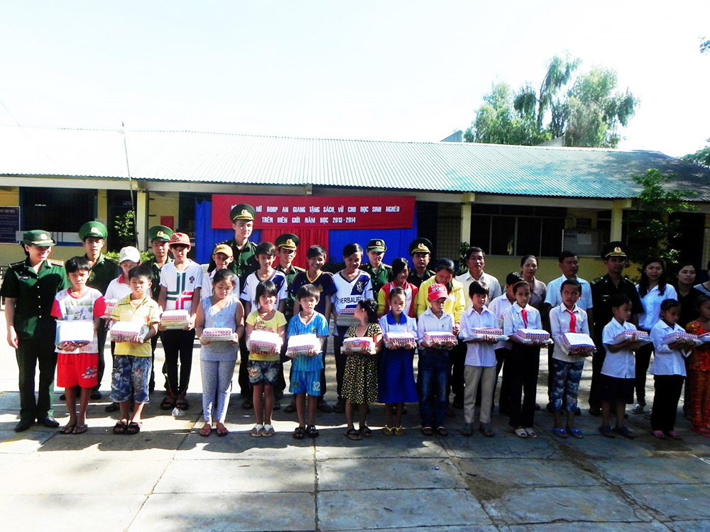 Đảng trong lòng người dân biên giới An Giang - Kỳ 3: Tình quân dân như cá với nước Đảng trong lòng người dân biên giới An Giang Xây dựng cột mốc trong lòng nhân dân - Kỳ 3: Tình quân dân như cá với nước