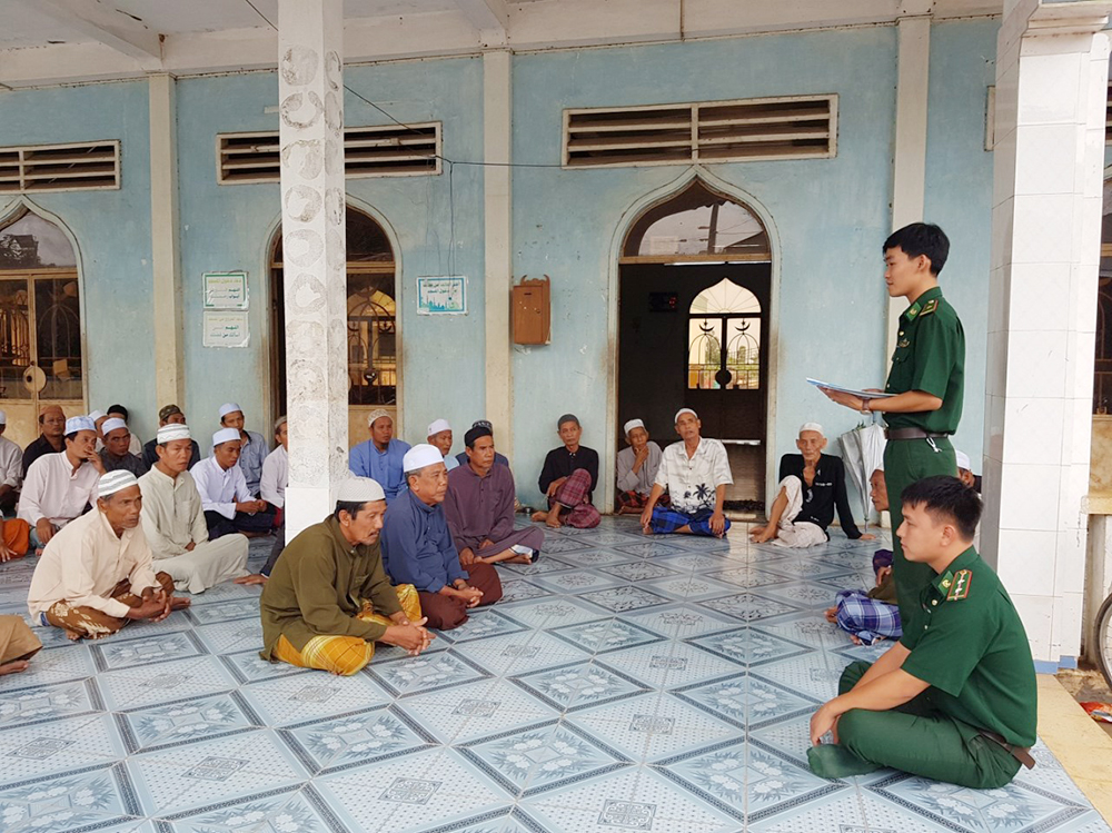 Đảng trong lòng người dân biên giới An Giang - Kỳ 4: Thầm lặng những người xây “cột mốc lòng dân” Đảng trong lòng người dân biên giới An Giang Xây dựng cột mốc trong lòng nhân dân - Kỳ 4: Thầm lặng những người xây “cột mốc lòng dân”