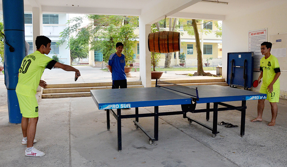 Chú trọng phát triển thể thao học đường Học sinh tập luyện, thi đấu bóng bàn