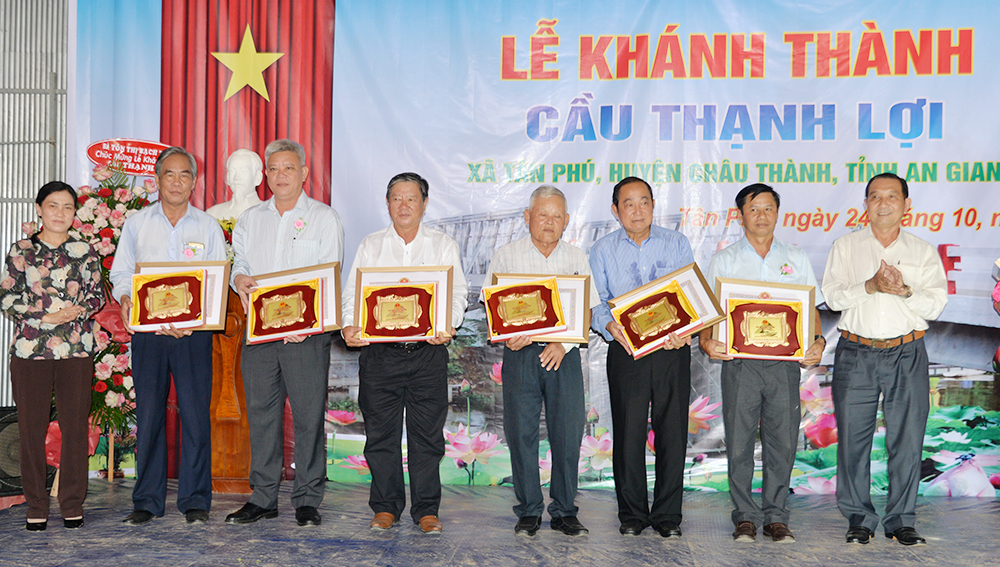 Khánh thành cầu nông thôn được đầu tư lớn nhất từ trước đến nay từ nguồn đóng góp của nhân dân Khánh thành cầu nông thôn được đầu tư lớn nhất từ trước đến nay từ nguồn đóng góp của nhân dân