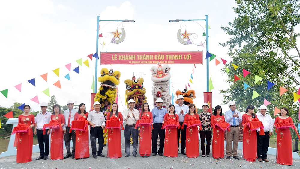Khánh thành cầu nông thôn được đầu tư lớn nhất từ trước đến nay từ nguồn đóng góp của nhân dân Khánh thành cầu nông thôn được đầu tư lớn nhất từ trước đến nay từ nguồn đóng góp của nhân dân
