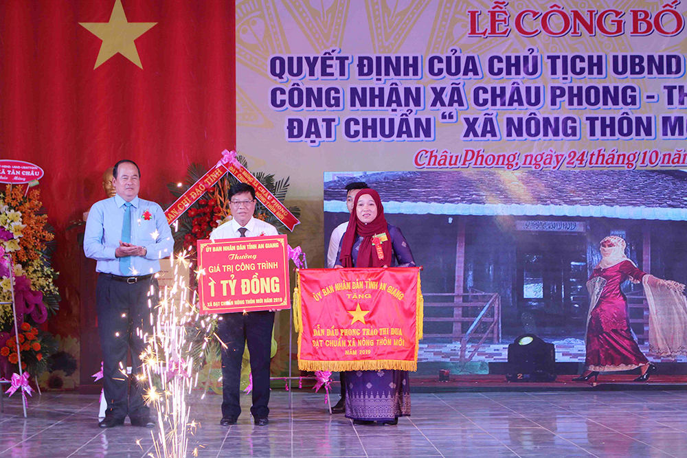 Công bố quyết định của Chủ tịch UBND tỉnh công nhận Châu Phong đạt chuẩn “Xã nông thôn mới” Công bố quyết định của Chủ tịch UBND tỉnh công nhận Châu Phong đạt chuẩn “Xã nông thôn mới”