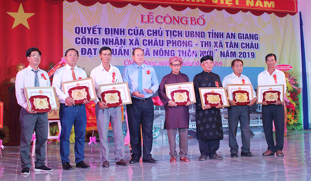 Công bố quyết định của Chủ tịch UBND tỉnh công nhận Châu Phong đạt chuẩn “Xã nông thôn mới” Công bố quyết định của Chủ tịch UBND tỉnh công nhận Châu Phong đạt chuẩn “Xã nông thôn mới”