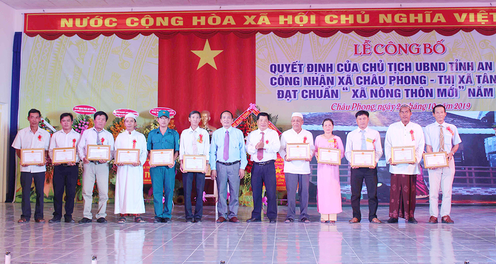 Công bố quyết định của Chủ tịch UBND tỉnh công nhận Châu Phong đạt chuẩn “Xã nông thôn mới” Công bố quyết định của Chủ tịch UBND tỉnh công nhận Châu Phong đạt chuẩn “Xã nông thôn mới”