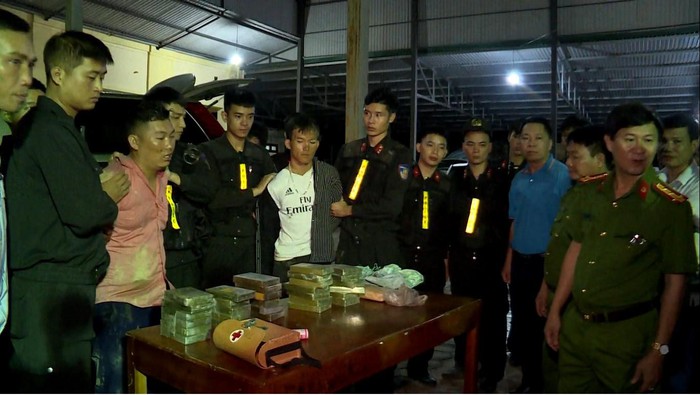 Bắt giữ 2 đối tượng vận chuyển 30 bánh heroin, 6.000 viên ma túy tổng hợp