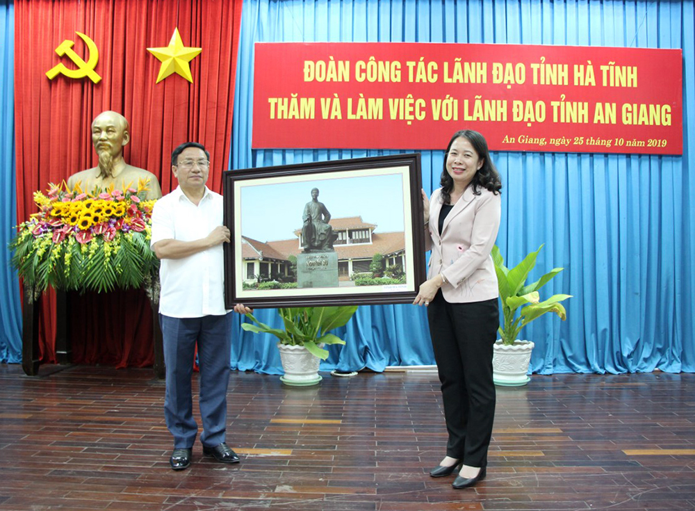 Bí thư Tỉnh ủy tỉnh Hà Tĩnh Lê Đình Sơn thăm và làm việc tại An Giang Bí thư Tỉnh ủy tỉnh Hà Tĩnh Lê Đình Sơn thăm và làm việc tại An Giang
