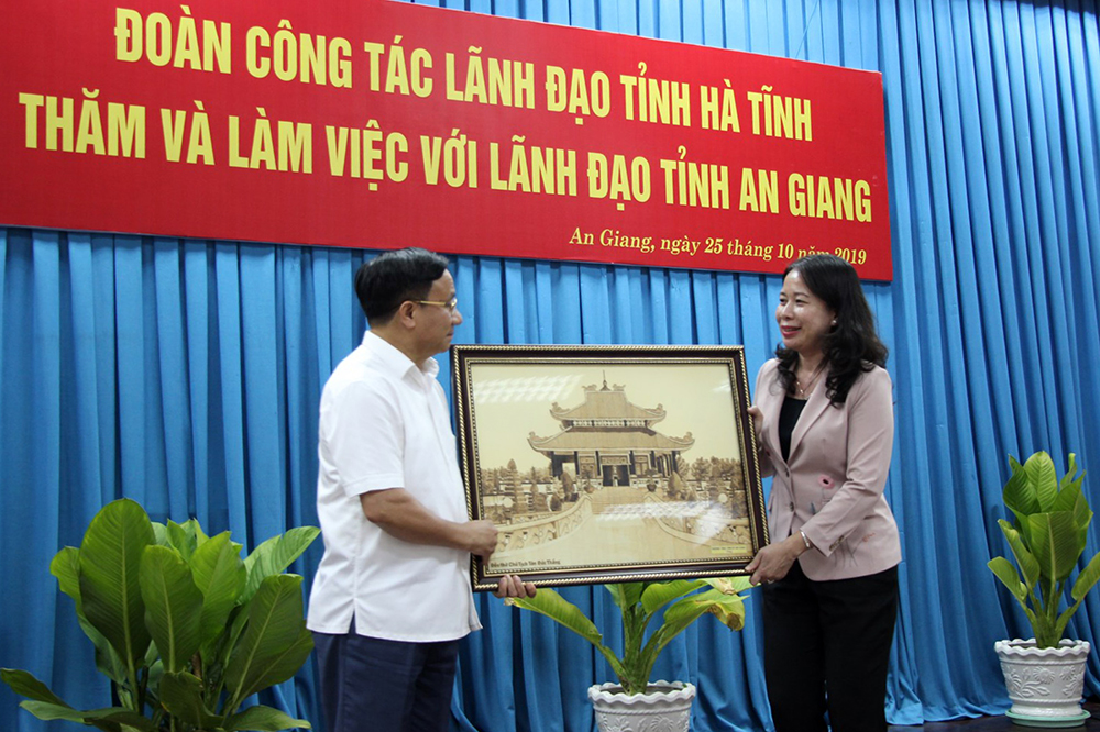 Bí thư Tỉnh ủy tỉnh Hà Tĩnh Lê Đình Sơn thăm và làm việc tại An Giang Bí thư Tỉnh ủy tỉnh Hà Tĩnh Lê Đình Sơn thăm và làm việc tại An Giang
