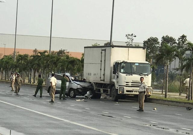Xe đầu kéo chìm trong biển lửa, cao tốc cửa ngõ Sài Gòn tê liệt