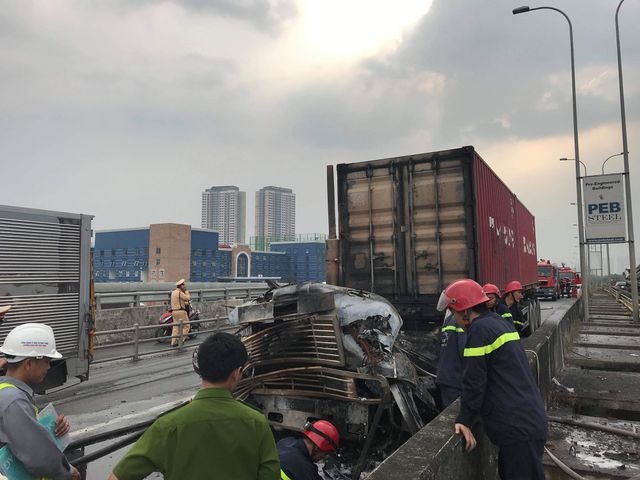 Xe đầu kéo chìm trong biển lửa, cao tốc cửa ngõ Sài Gòn tê liệt