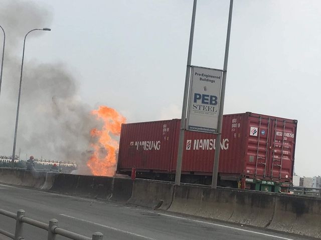 Xe đầu kéo chìm trong biển lửa, cao tốc cửa ngõ Sài Gòn tê liệt