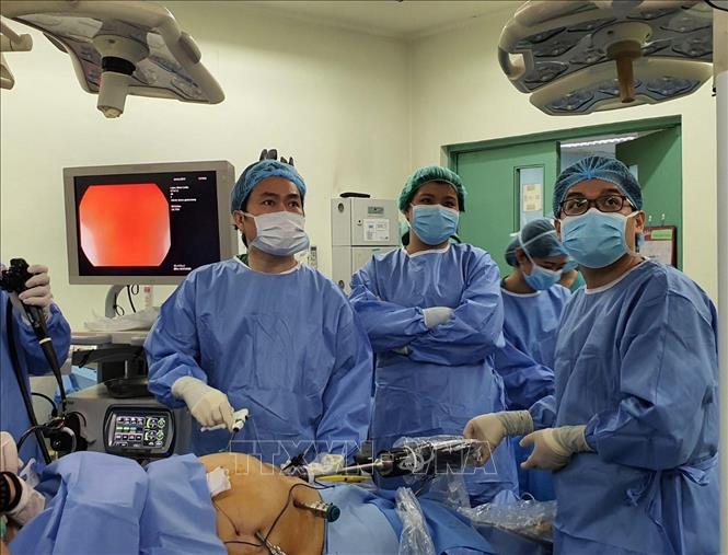 Bác sĩ Việt Nam hướng dẫn thành công ca phẫu thuật rô bốt tại Philippines