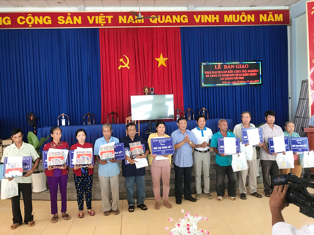 Bàn giao 37 căn nhà Đại đoàn kết cho hộ nghèo xã Kiến An Bàn giao 37 căn nhà Đại đoàn kết cho hộ nghèo xã Kiến An