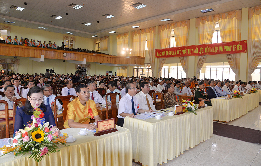 Phát huy sức mạnh đại đoàn kết toàn dân tộc, góp sức xây dựng, phát triển quê hương giàu đẹp Các đại biểu và khách mời tham dự đại hội