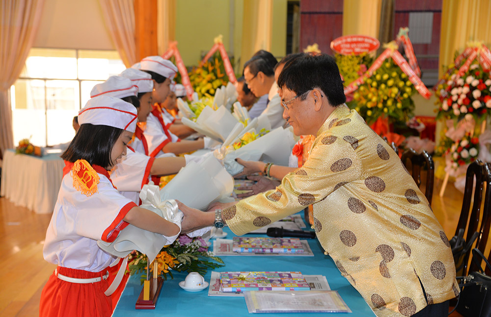 Phát huy sức mạnh đại đoàn kết toàn dân tộc, góp sức xây dựng, phát triển quê hương giàu đẹp Các thiếu nhi tặng hoa Đoàn Chủ tịch