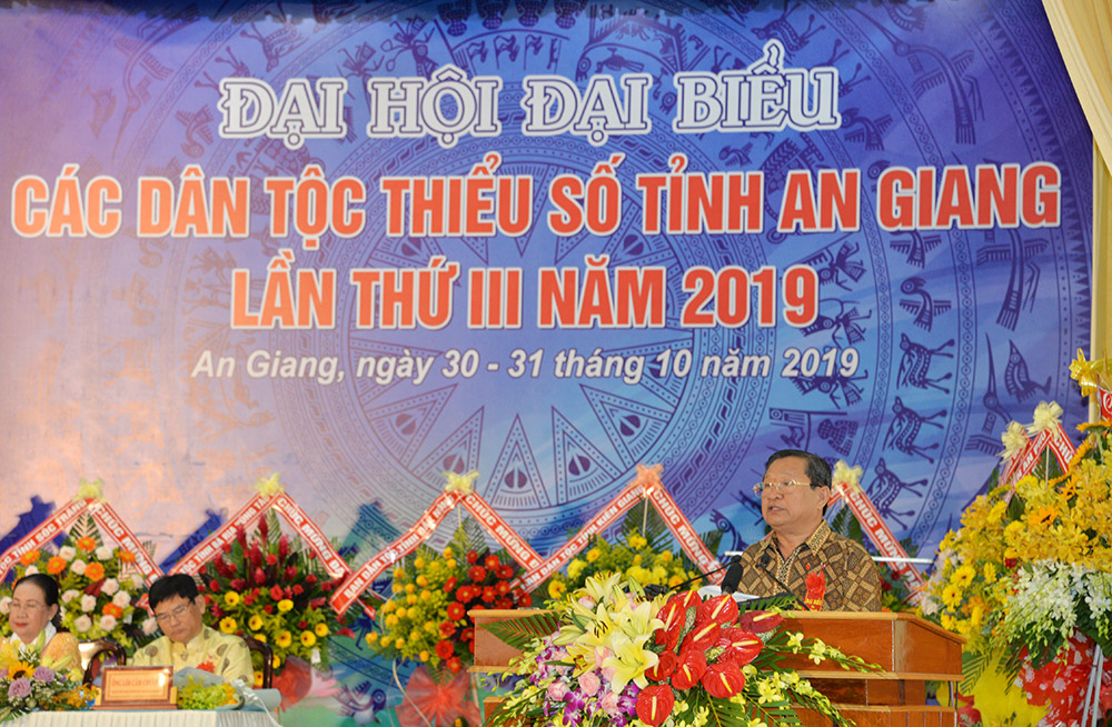 Phát huy sức mạnh đại đoàn kết toàn dân tộc, góp sức xây dựng, phát triển quê hương giàu đẹp Trưởng ban Dân tộc tỉnh Men Pholly thông qua Quyết tâm thư của đại hội