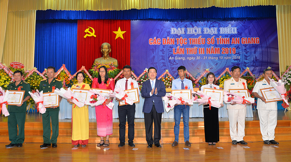 Phát huy sức mạnh đại đoàn kết toàn dân tộc, góp sức xây dựng, phát triển quê hương giàu đẹp Thứ trưởng, Phó Chủ nhiệm Ủy ban Dân tộc Lê Sơn Hải trao tặng bằng khen Ủy ban Dân tộc cho các tập thể, cá nhân có nhiều đóng góp trong công tác dân tộc, chính sách dân tộc