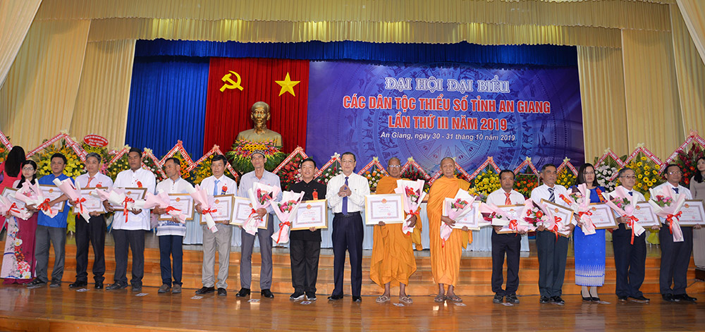 Phát huy sức mạnh đại đoàn kết toàn dân tộc, góp sức xây dựng, phát triển quê hương giàu đẹp Phó Bí thư Thường trực Tỉnh ủy, Chủ tịch HĐND tỉnh Võ Anh Kiệt trao tặng bằng khen UBND tỉnh cho các tập thể đạt thành tích xuất sắc trong thực hiện công tác dân tộc, chính sách dân tộc, góp phần xây dựng và phát triển tỉnh An Giang