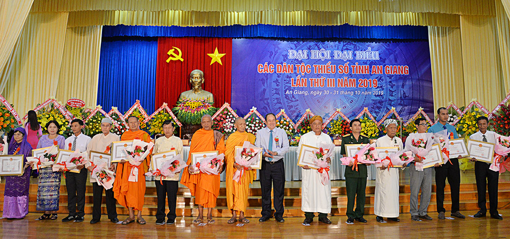 Phát huy sức mạnh đại đoàn kết toàn dân tộc, góp sức xây dựng, phát triển quê hương giàu đẹp Phó Bí thư Tỉnh ủy, Chủ tịch UBND tỉnh Nguyễn Thanh Bình trao tặng bằng khen UBND tỉnh cho các cá nhân đạt thành tích xuất sắc trong thực hiện công tác dân tộc, chính sách dân tộc, góp phần xây dựng và phát triển tỉnh An Giang