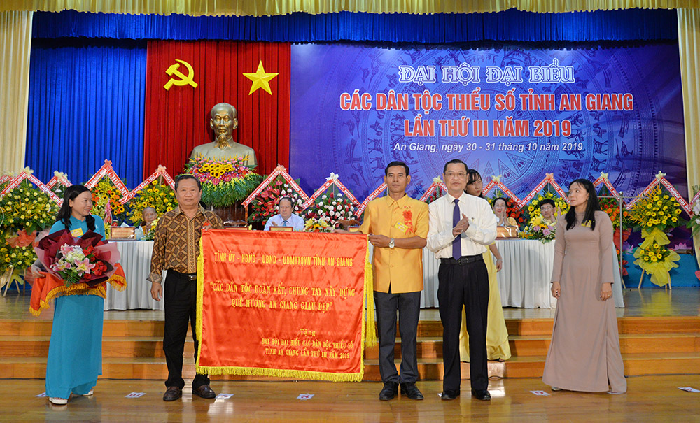 Phát huy sức mạnh đại đoàn kết toàn dân tộc, góp sức xây dựng, phát triển quê hương giàu đẹp Phó Bí thư Thường trực Tỉnh ủy, Chủ tịch HĐND tỉnh Võ Anh Kiệt phát biểu chỉ đạo và trao tặng bức trướng cho đại hội