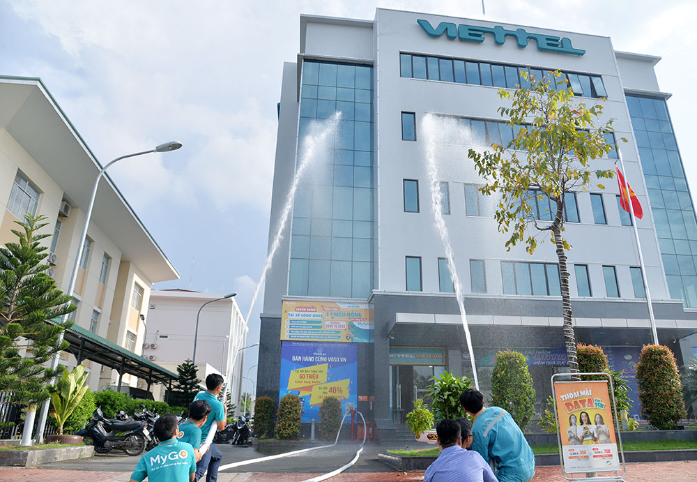 Diễn tập phòng cháy chữa cháy tại tòa nhà Viettel An Giang Lực lượng phòng cháy, chữa cháy chuyên nghiệp có mặt tại hiện trường triển khai công tác cứu nạn, cứu hộ