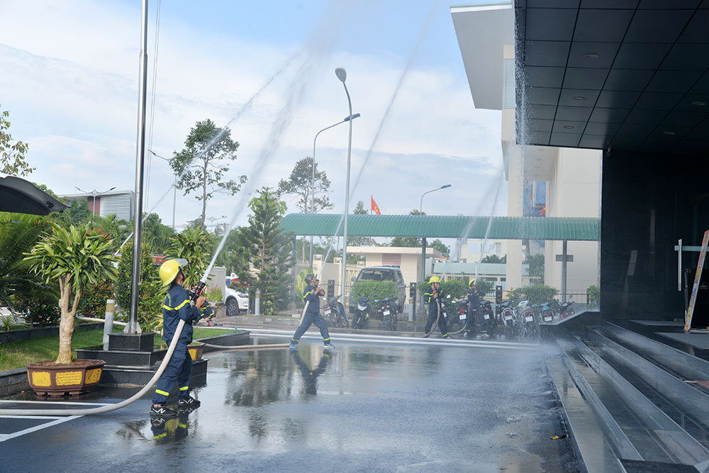 Diễn tập phòng cháy chữa cháy tại tòa nhà Viettel An Giang Lực lượng phòng cháy, chữa cháy chuyên nghiệp có mặt tại hiện trường triển khai công tác cứu nạn, cứu hộ