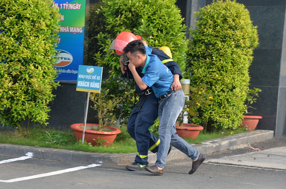 Diễn tập phòng cháy chữa cháy tại tòa nhà Viettel An Giang Lực lượng Cảnh sát Phòng cháy, chữa cháy và Cứu nạn, cứu hộ vào bên trong tòa nhà giải cứu nạn nhân