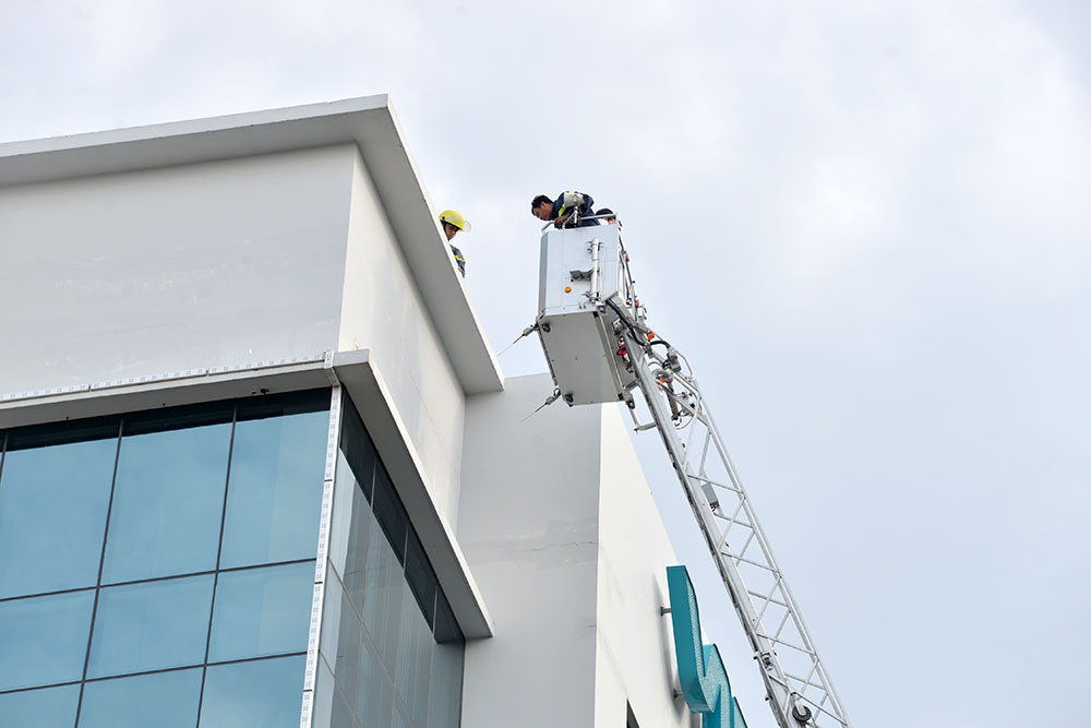 Diễn tập phòng cháy chữa cháy tại tòa nhà Viettel An Giang Lực lượng phòng cháy, chữa cháy chuyên nghiệp sử dụng xe thang để giải cứu các nhân viên bị mắt kẹt trên sân thượng tòa