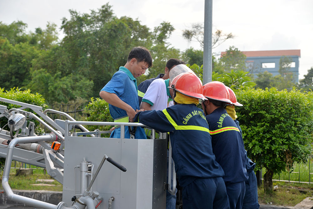 Diễn tập phòng cháy chữa cháy tại tòa nhà Viettel An Giang Lực lượng phòng cháy, chữa cháy chuyên nghiệp sử dụng xe thang để giải cứu các nhân viên bị mắt kẹt trên sân thượng tòa