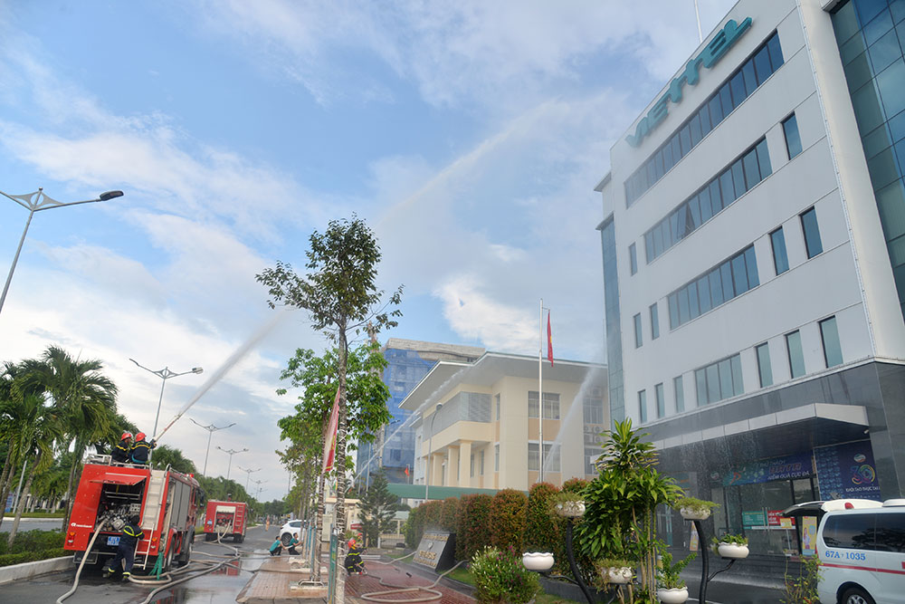Diễn tập phòng cháy chữa cháy tại tòa nhà Viettel An Giang Lực lượng phòng cháy, chữa cháy chuyên nghiệp có mặt tại hiện trường triển khai công tác cứu nạn, cứu hộ