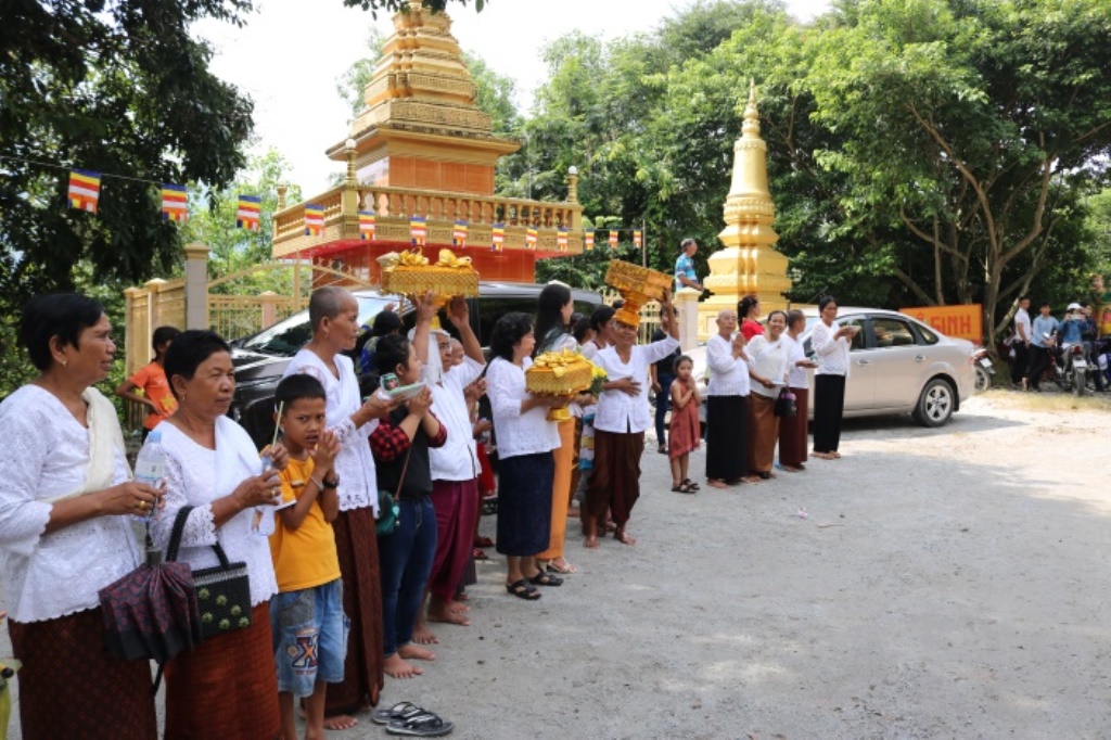 Thiêng liêng ngày lễ Dâng y của đồng bào dân tộc thiểu số Khmer