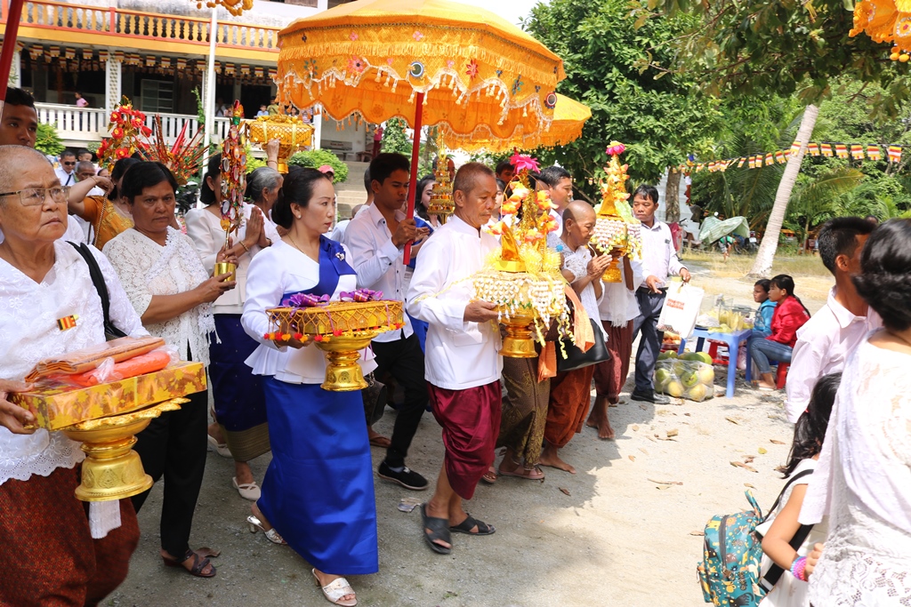 Thiêng liêng ngày lễ Dâng y của đồng bào dân tộc thiểu số Khmer