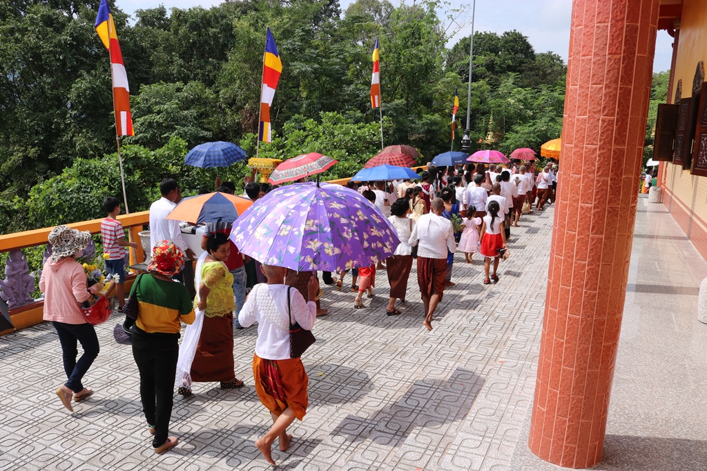 Thiêng liêng ngày lễ Dâng y của đồng bào dân tộc thiểu số Khmer