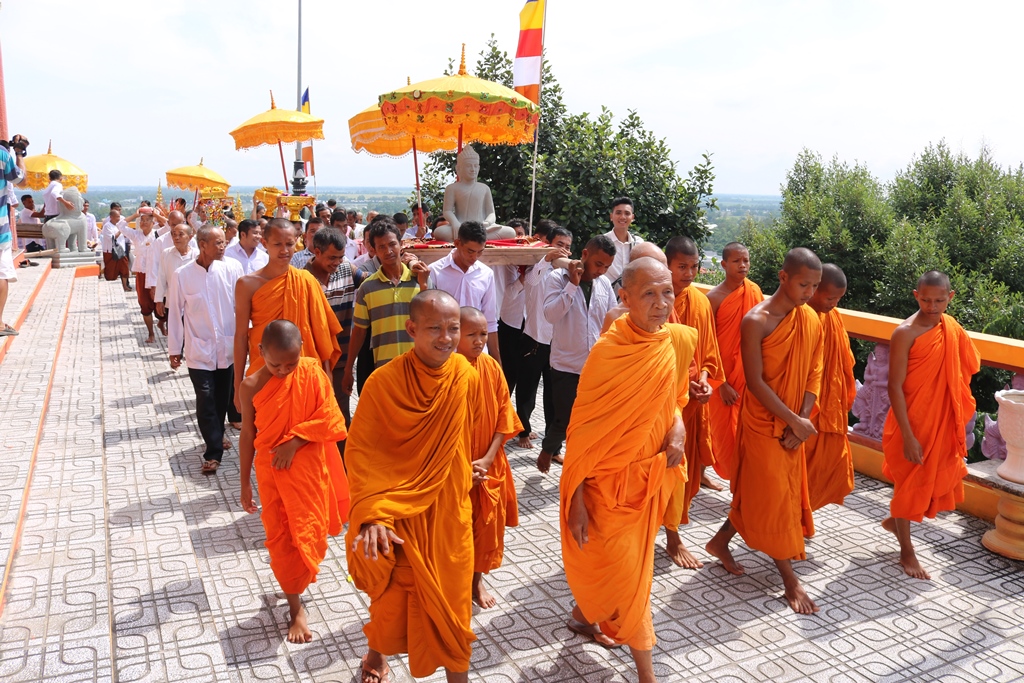 Thiêng liêng ngày lễ Dâng y của đồng bào dân tộc thiểu số Khmer