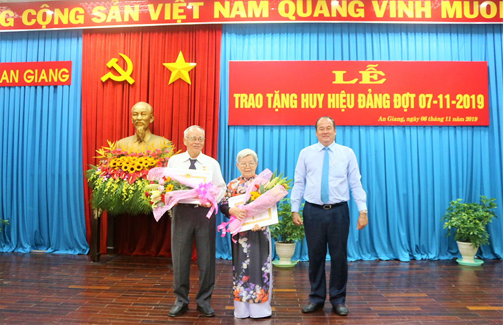 Trao Huy hiệu Đảng đợt kỷ niệm 102 năm Cách mạng Tháng Mười Nga Trao Huy hiệu Đảng nhân kỷ niệm 102 năm Cách mạng Tháng Mười Nga