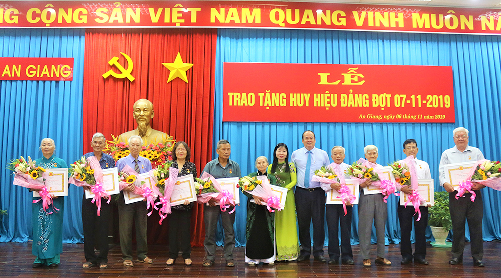 Trao Huy hiệu Đảng đợt kỷ niệm 102 năm Cách mạng Tháng Mười Nga Trao Huy hiệu Đảng nhân kỷ niệm 102 năm Cách mạng Tháng Mười Nga