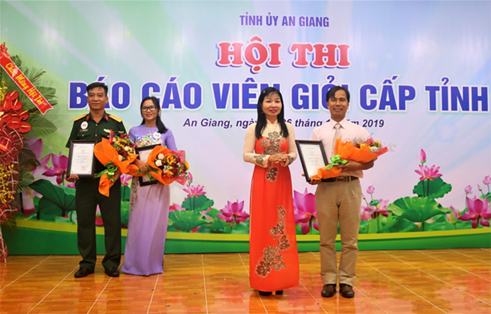 Báo cáo viên Nguyễn Phú Khương đạt giải nhất Hội thi báo cáo viên giỏi cấp tỉnh năm 2019 Hội thi báo cáo viên giỏi cấp tỉnh năm 2019: Báo cáo viên Nguyễn Phú Khương xuất sắc đạt giải Nhất