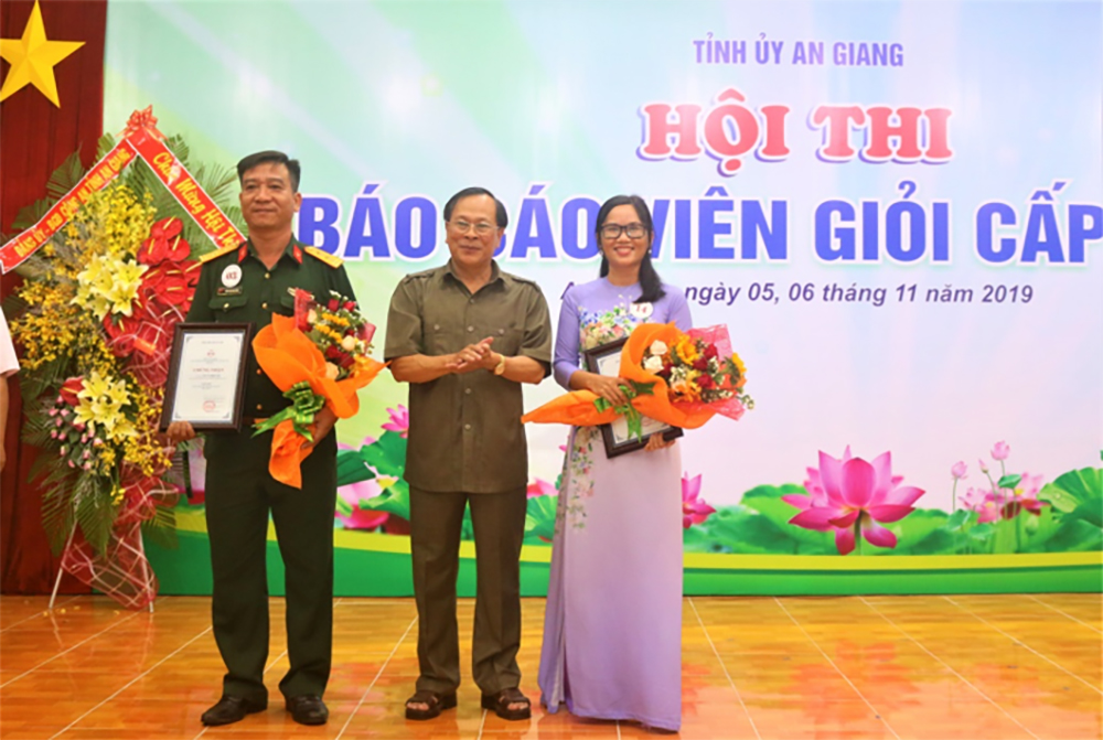 Báo cáo viên Nguyễn Phú Khương đạt giải nhất Hội thi báo cáo viên giỏi cấp tỉnh năm 2019 Hội thi báo cáo viên giỏi cấp tỉnh năm 2019: Báo cáo viên Nguyễn Phú Khương xuất sắc đạt giải Nhất