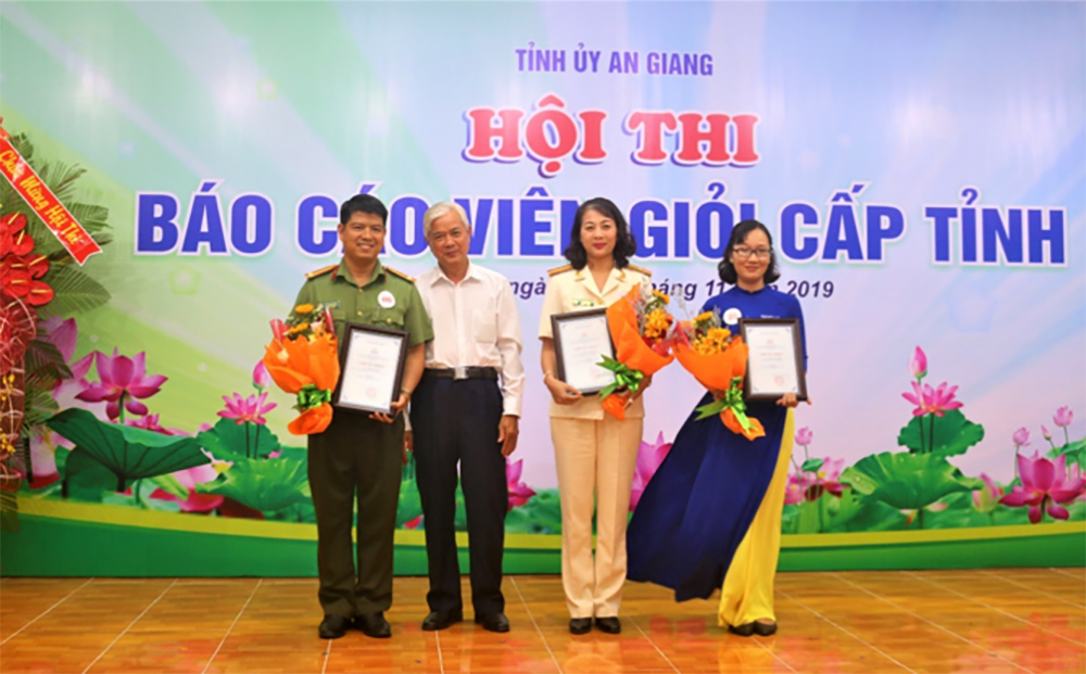 Báo cáo viên Nguyễn Phú Khương đạt giải nhất Hội thi báo cáo viên giỏi cấp tỉnh năm 2019 Hội thi báo cáo viên giỏi cấp tỉnh năm 2019: Báo cáo viên Nguyễn Phú Khương xuất sắc đạt giải Nhất