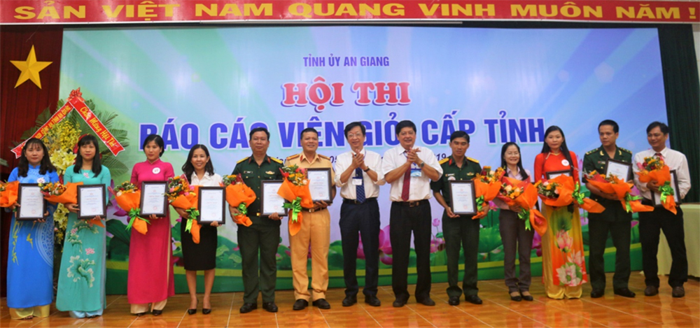 Báo cáo viên Nguyễn Phú Khương đạt giải nhất Hội thi báo cáo viên giỏi cấp tỉnh năm 2019 Hội thi báo cáo viên giỏi cấp tỉnh năm 2019: Báo cáo viên Nguyễn Phú Khương xuất sắc đạt giải Nhất