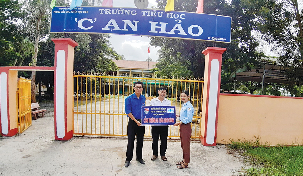 Hiệu quả từ mô hình “Cổng trường an toàn giao thông” Hiệu quả từ mô hình “Cổng trường an toàn giao thông”