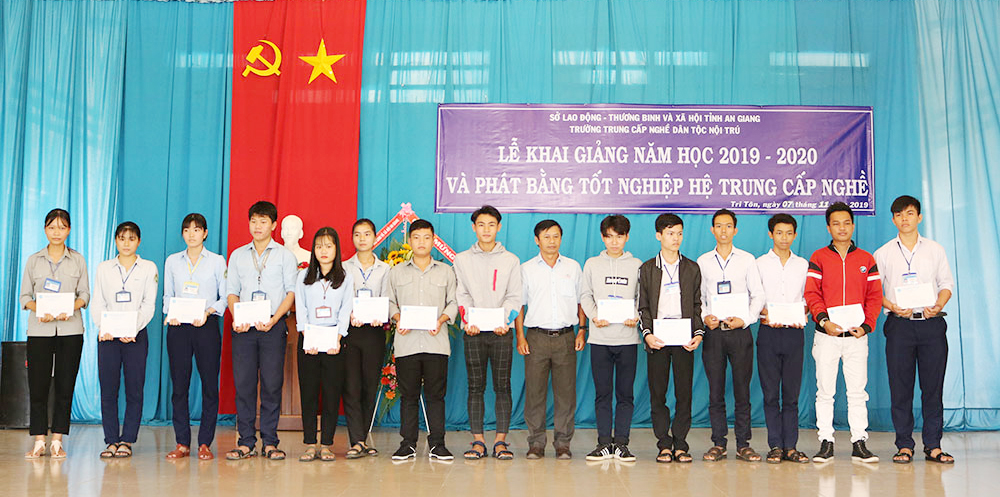 Trường Trung cấp Nghề dân tộc nội trú An Giang khai giảng năm học 2019-2020 Trường Trung cấp Nghề dân tộc nội trú An Giang khai giảng năm học 2019-2020