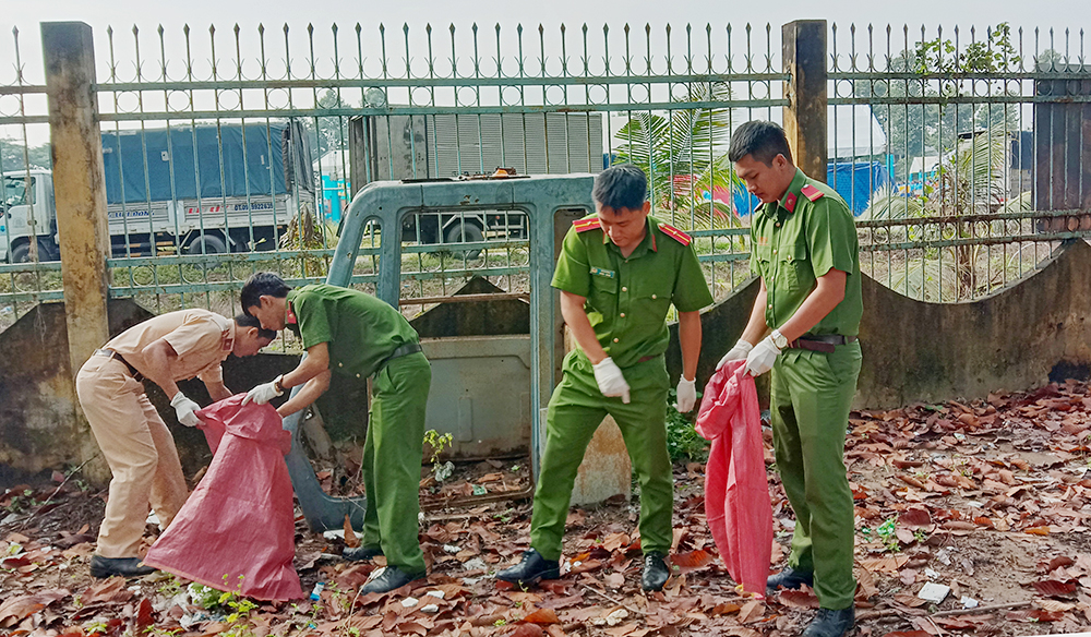 Công an huyện Châu Phú phát động phong trào “Chống rác thải nhựa” Công an huyện Châu Phú phát động phong trào “Chống rác thải nhựa”