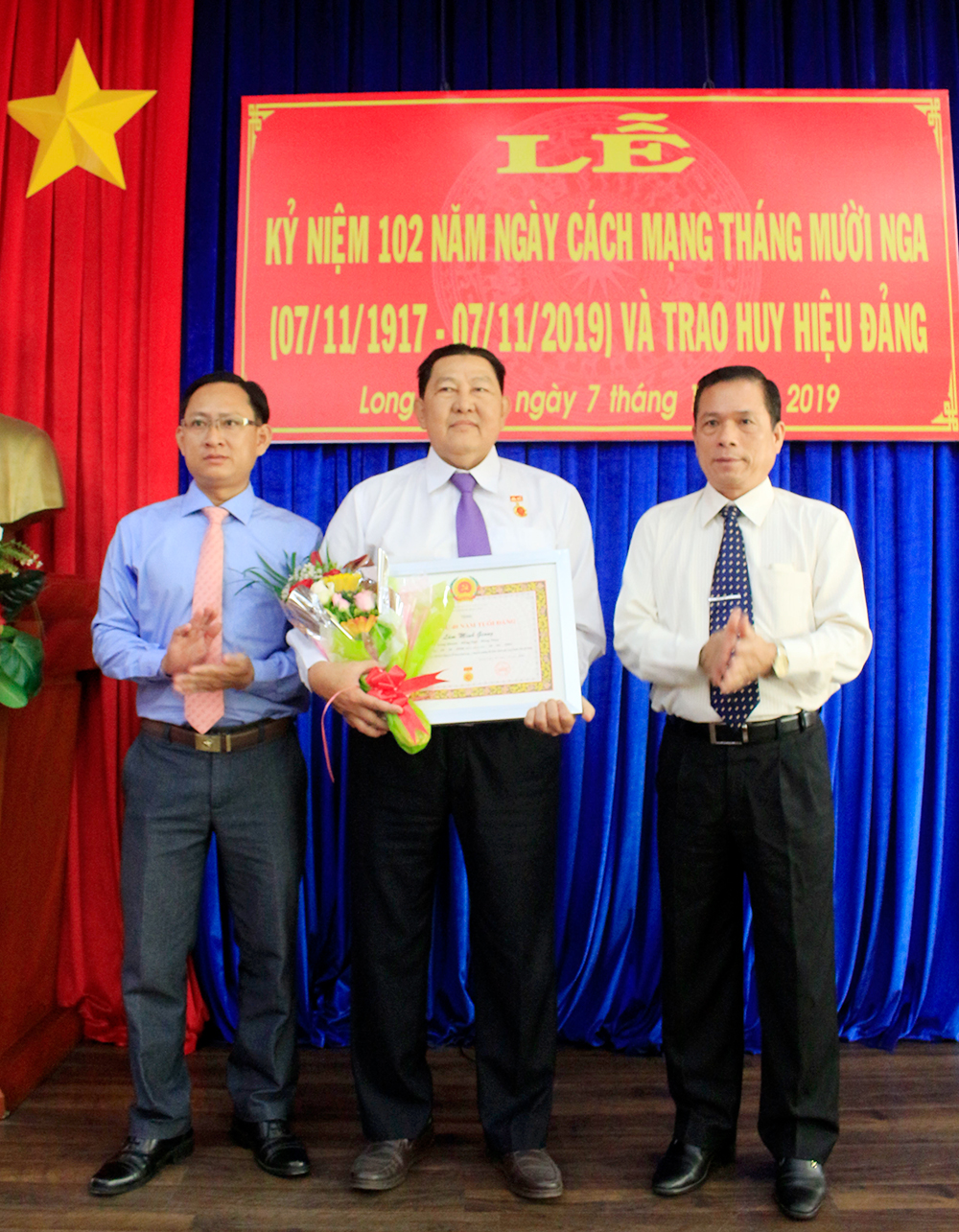 TP. Long Xuyên: Trao Huy hiệu Đảng và Huy hiệu “Vì sự nghiệp xây dựng và phát triển tỉnh An Giang” TP. Long Xuyên: Trao Huy hiệu Đảng và Huy hiệu “Vì sự nghiệp xây dựng và phát triển tỉnh An Giang”