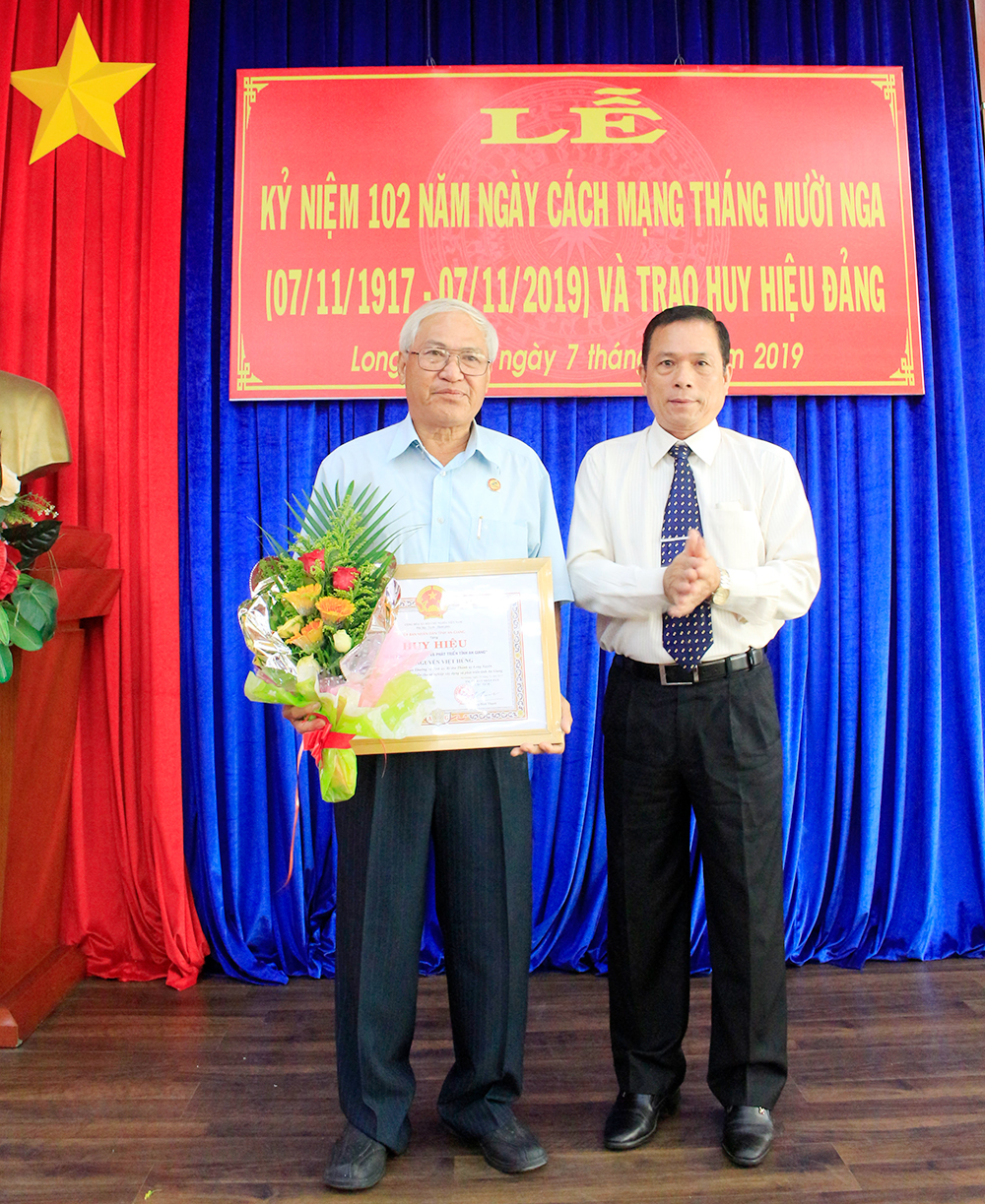 TP. Long Xuyên: Trao Huy hiệu Đảng và Huy hiệu “Vì sự nghiệp xây dựng và phát triển tỉnh An Giang” TP. Long Xuyên: Trao Huy hiệu Đảng và Huy hiệu “Vì sự nghiệp xây dựng và phát triển tỉnh An Giang”