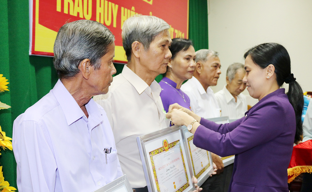 Huyện ủy Châu Thành trao tặng Huy hiệu Đảng đợt 7-11 Huyện ủy Châu Thành trao tặng Huy hiệu Đảng đợt 7-11