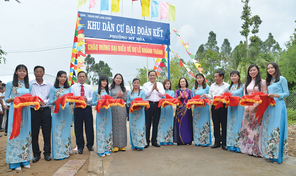 Tháng của những tấm lòng Khánh thành Khu dân cư Đại đoàn kết phường Mỹ Hòa (TP. Long Xuyên). Ảnh: TRUNG HIẾU